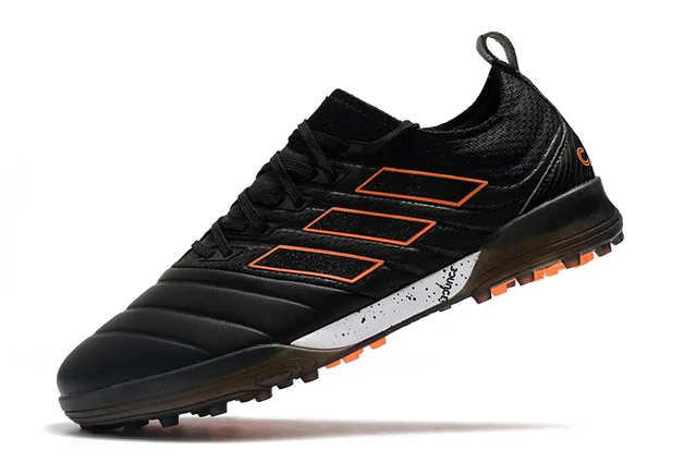 Adidas أحذية كرة القدم Turf بالأسود والبرتقالي مع upper من النسج والصناعي 3 شرائط 22