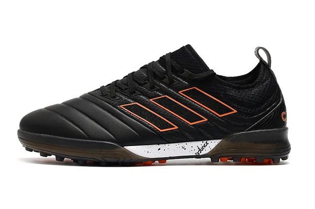 Adidas أحذية كرة القدم Turf بالأسود والبرتقالي مع upper من النسج والصناعي 3 شرائط 23