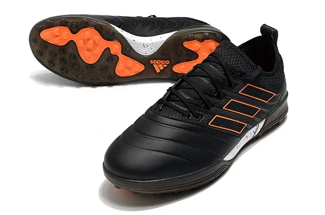 Adidas أحذية كرة القدم Turf بالأسود والبرتقالي مع upper من النسج والصناعي 3 شرائط 24