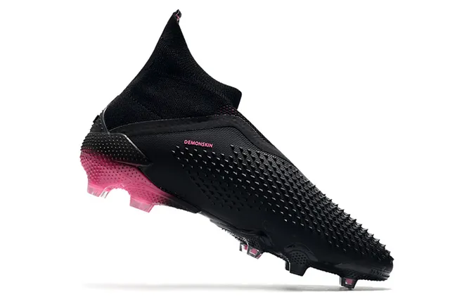 Adidas Chaussures de football Noir Rose avec coupe haute, collet d'ajustement chaussette, pods d'adhérence texturisés à l'avant-pied, surface ferme 3
