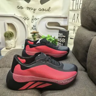 Adidas Tênis de corrida com upper de malha preto e vermelho midsole esculpida estilo Boost