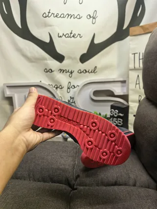 Adidas 黑色红色低帮麂皮-合成鞋面生活方式运动鞋 4