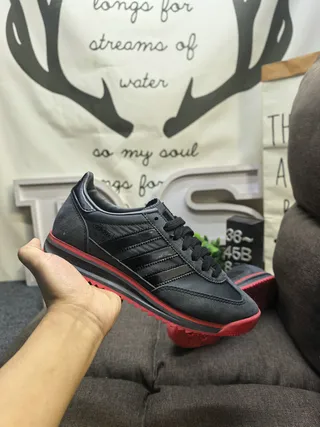 Adidas 黑色红色低帮麂皮-合成鞋面生活方式运动鞋 5
