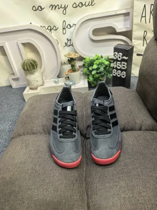 Adidas 黑色红色低帮麂皮-合成鞋面生活方式运动鞋 10
