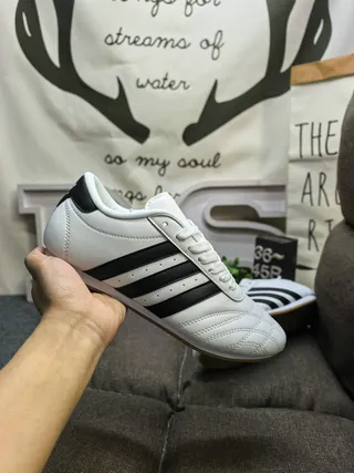 Adidas Chaussures de football intérieur cuir noir blanc sans lacets matelassées 5
