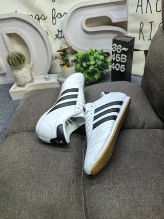 Adidas Chaussures de football intérieur cuir noir blanc sans lacets matelassées 6