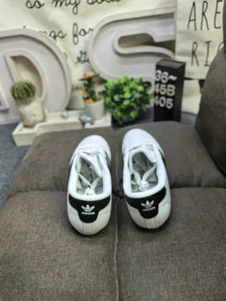 Adidas Chaussures de football intérieur cuir noir blanc sans lacets matelassées 8