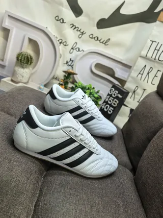 Adidas Chaussures de football intérieur cuir noir blanc sans lacets matelassées 9