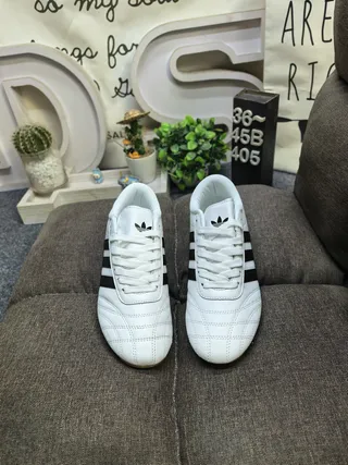 Adidas Chaussures de football intérieur cuir noir blanc sans lacets matelassées 10