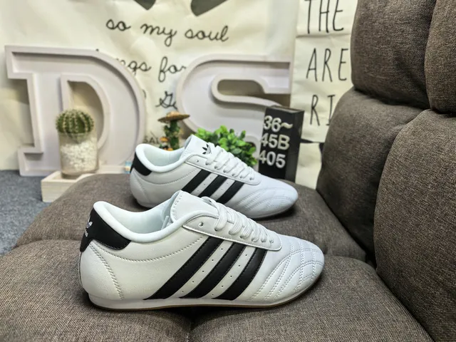 Adidas Chaussures de football intérieur cuir noir blanc sans lacets matelassées 11