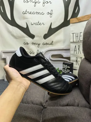 Adidas Chaussures de football intérieur cuir noir blanc sans lacets matelassées 15