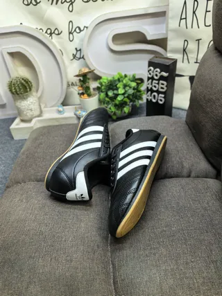 Adidas Chaussures de football intérieur cuir noir blanc sans lacets matelassées 16