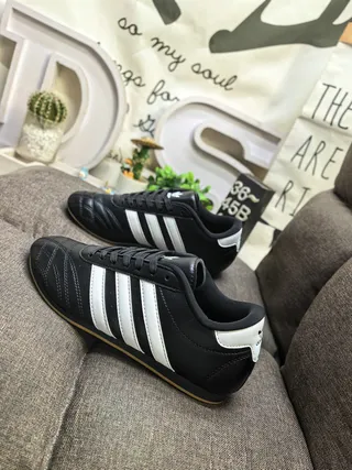 Adidas Chaussures de football intérieur cuir noir blanc sans lacets matelassées 17
