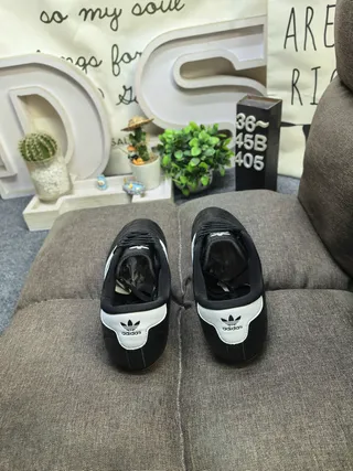 Adidas Chaussures de football intérieur cuir noir blanc sans lacets matelassées 18