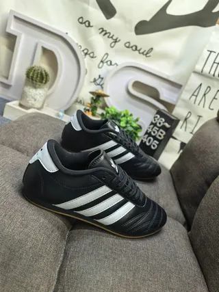 Adidas Chaussures de football intérieur cuir noir blanc sans lacets matelassées 19