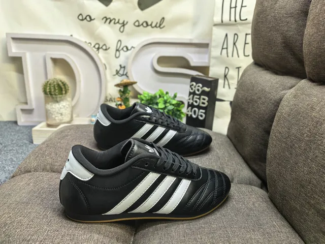 Adidas Chaussures de football intérieur cuir noir blanc sans lacets matelassées 21