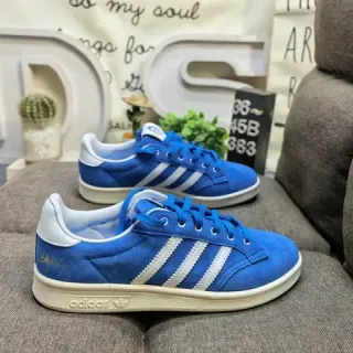 Adidas Sneakers Lifestyle avec tige en daim bleu blanc et trois bandes
