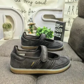Adidas Zapatillas Lifestyle con Upper de Ante Beige Gris y Suela de Goma