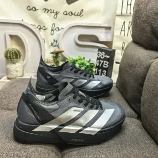 Adidas 灰色银色低帮网面和合成鞋面生活方式运动鞋