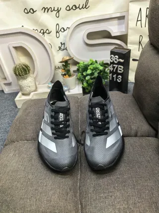 Adidas Zapatillas Lifestyle Gris Plata Low-Top con parte superior de malla y sintética 10