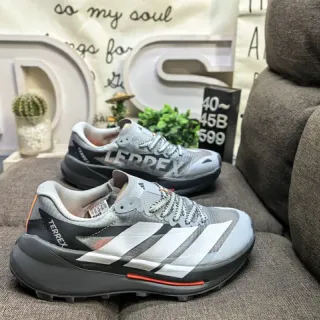 Adidas ग्रे और व्हाइट मेश अपर थ्री-स्ट्राइप साइड पैनल रनिंग शूज