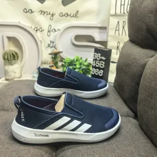 Adidas أحذية رياضية أسلوب حياة slip-on أزرق بحري أبيض مع أعلى مكشكشة محبوكة