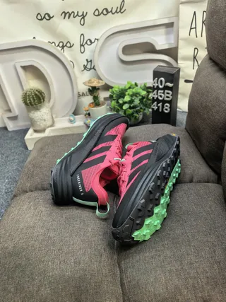 Adidas أحذية جري وردي وسوداء بكولار بأسلوب جيتر وسيليويت 6