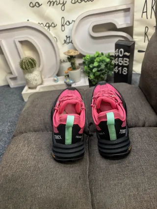 Adidas أحذية جري وردي وسوداء بكولار بأسلوب جيتر وسيليويت 8