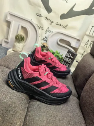 Adidas أحذية جري وردي وسوداء بكولار بأسلوب جيتر وسيليويت 9