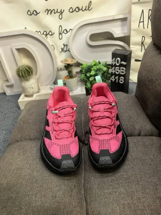 Adidas أحذية جري وردي وسوداء بكولار بأسلوب جيتر وسيليويت 10