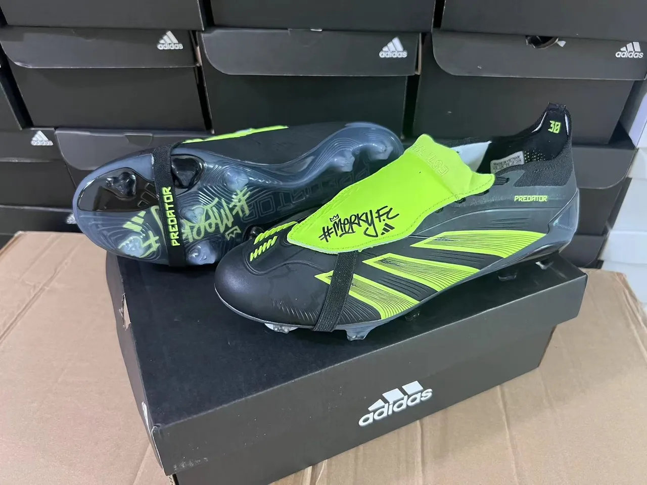 Adidas Predator Noir et Vert Néon Chaussures de Football pour Sol Ferme 16