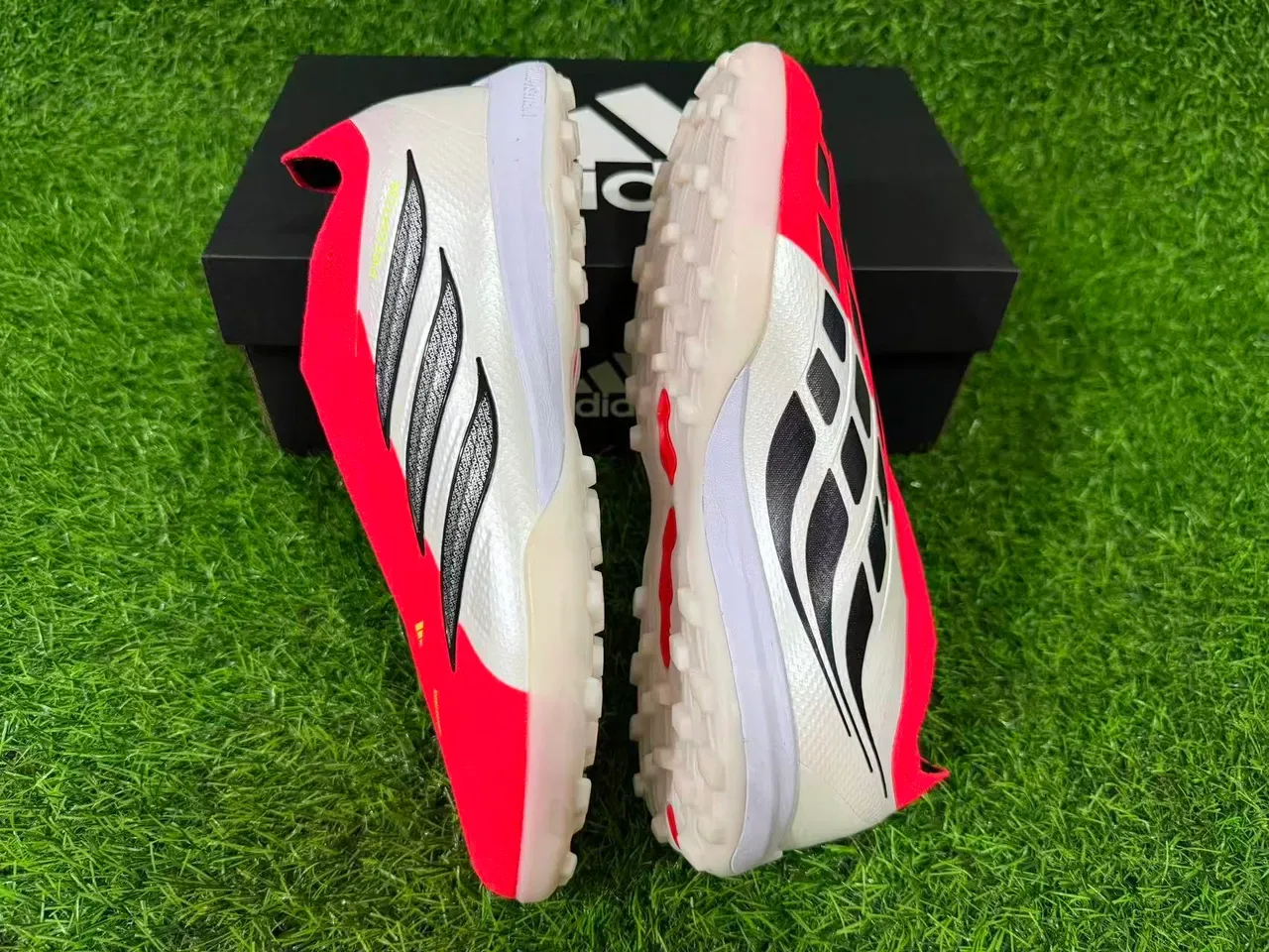 أحذية كرة القدم Adidas Predator أحمر أبيض بدون لاسيه ساك فت أبير تكستشرد सिलفر ثلاث شريط أوفرليه تيرف 2