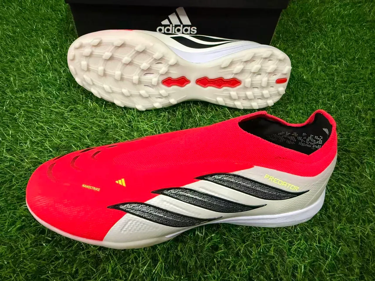 أحذية كرة القدم Adidas Predator أحمر أبيض بدون لاسيه ساك فت أبير تكستشرد सिलفر ثلاث شريط أوفرليه تيرف 3