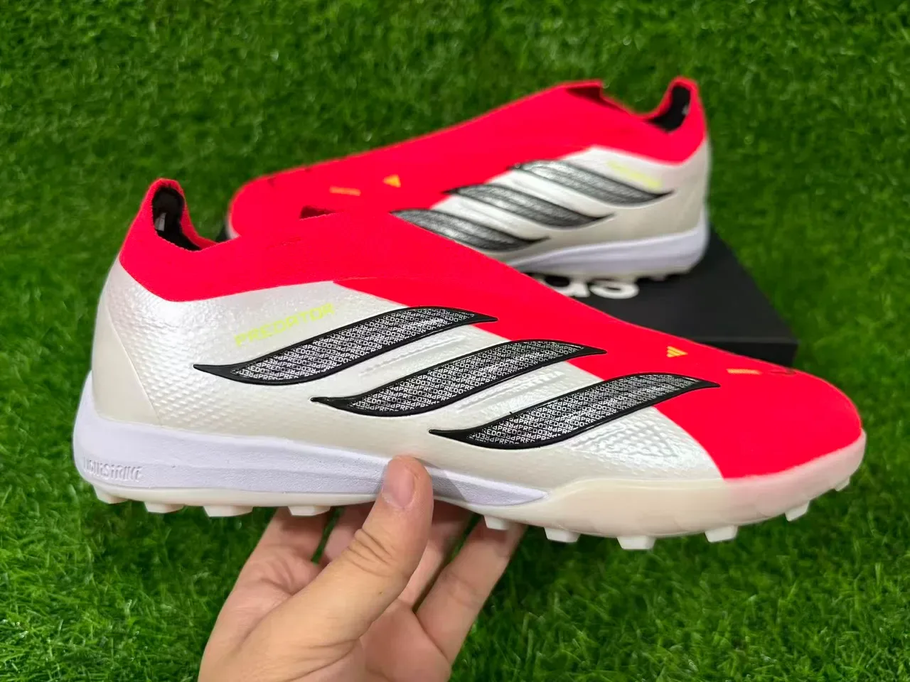 أحذية كرة القدم Adidas Predator أحمر أبيض بدون لاسيه ساك فت أبير تكستشرد सिलفر ثلاث شريط أوفرليه تيرف 4