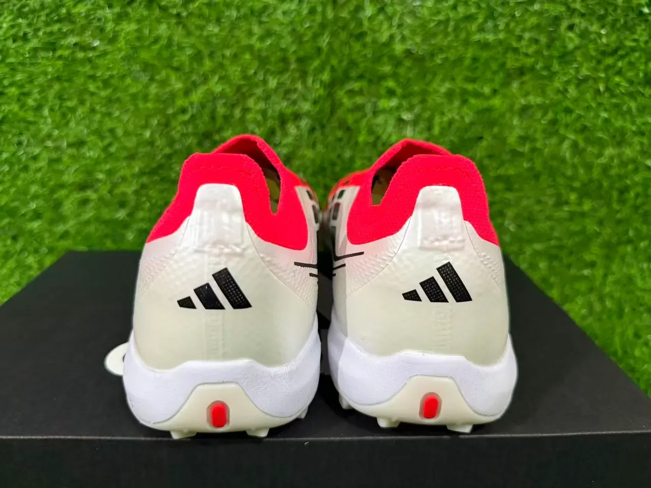 أحذية كرة القدم Adidas Predator أحمر أبيض بدون لاسيه ساك فت أبير تكستشرد सिलفر ثلاث شريط أوفرليه تيرف 5