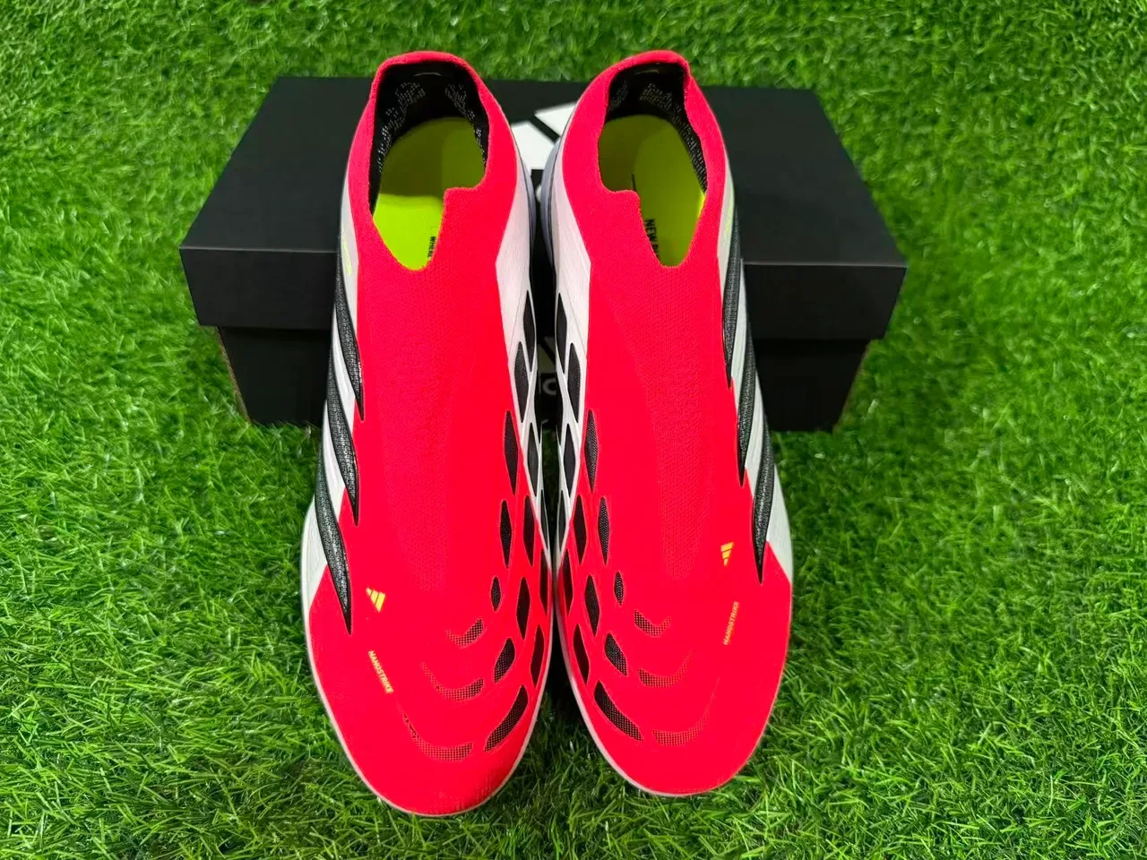 أحذية كرة القدم Adidas Predator أحمر أبيض بدون لاسيه ساك فت أبير تكستشرد सिलفر ثلاث شريط أوفرليه تيرف 6