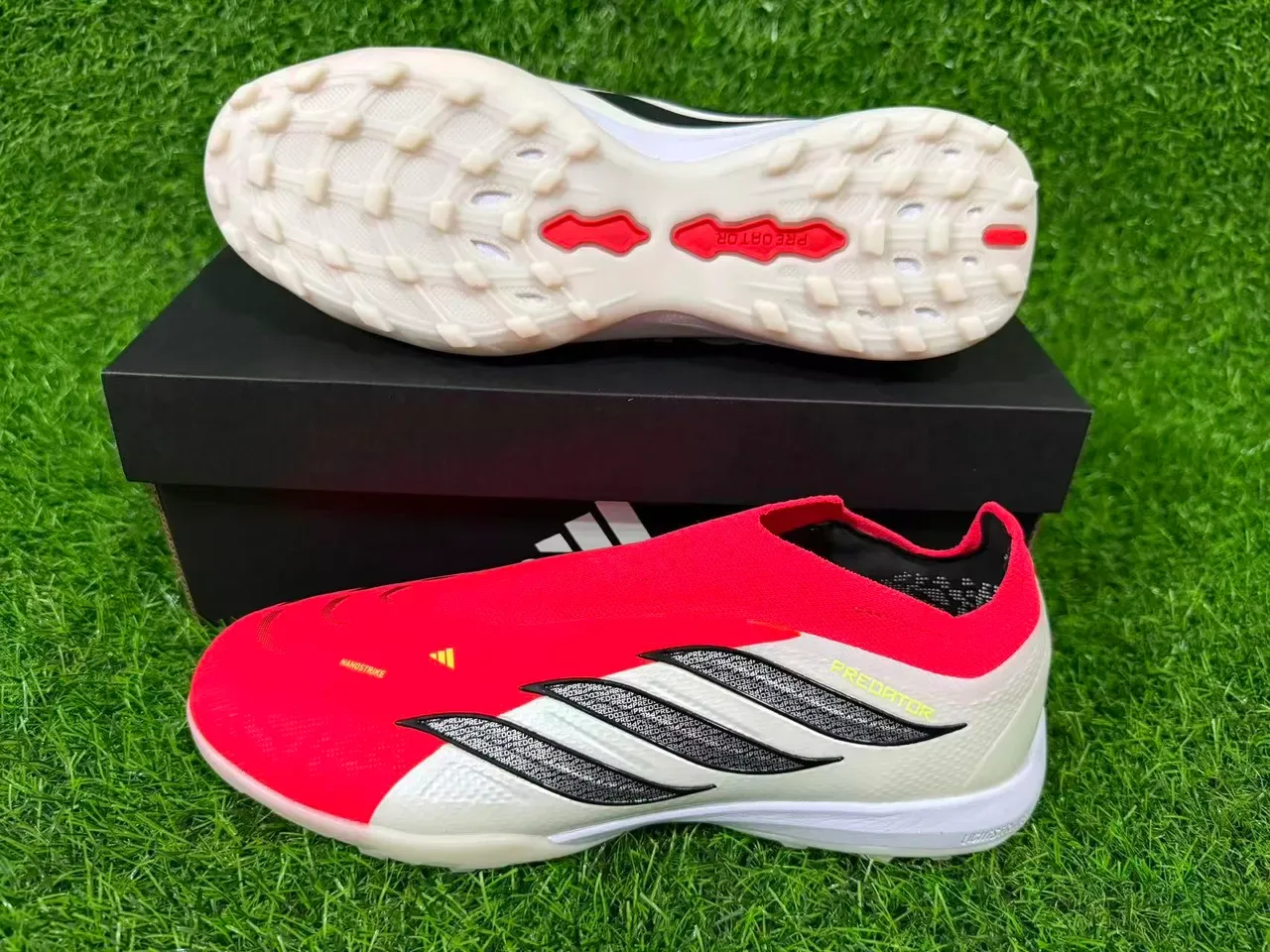 أحذية كرة القدم Adidas Predator أحمر أبيض بدون لاسيه ساك فت أبير تكستشرد सिलفر ثلاث شريط أوفرليه تيرف 7