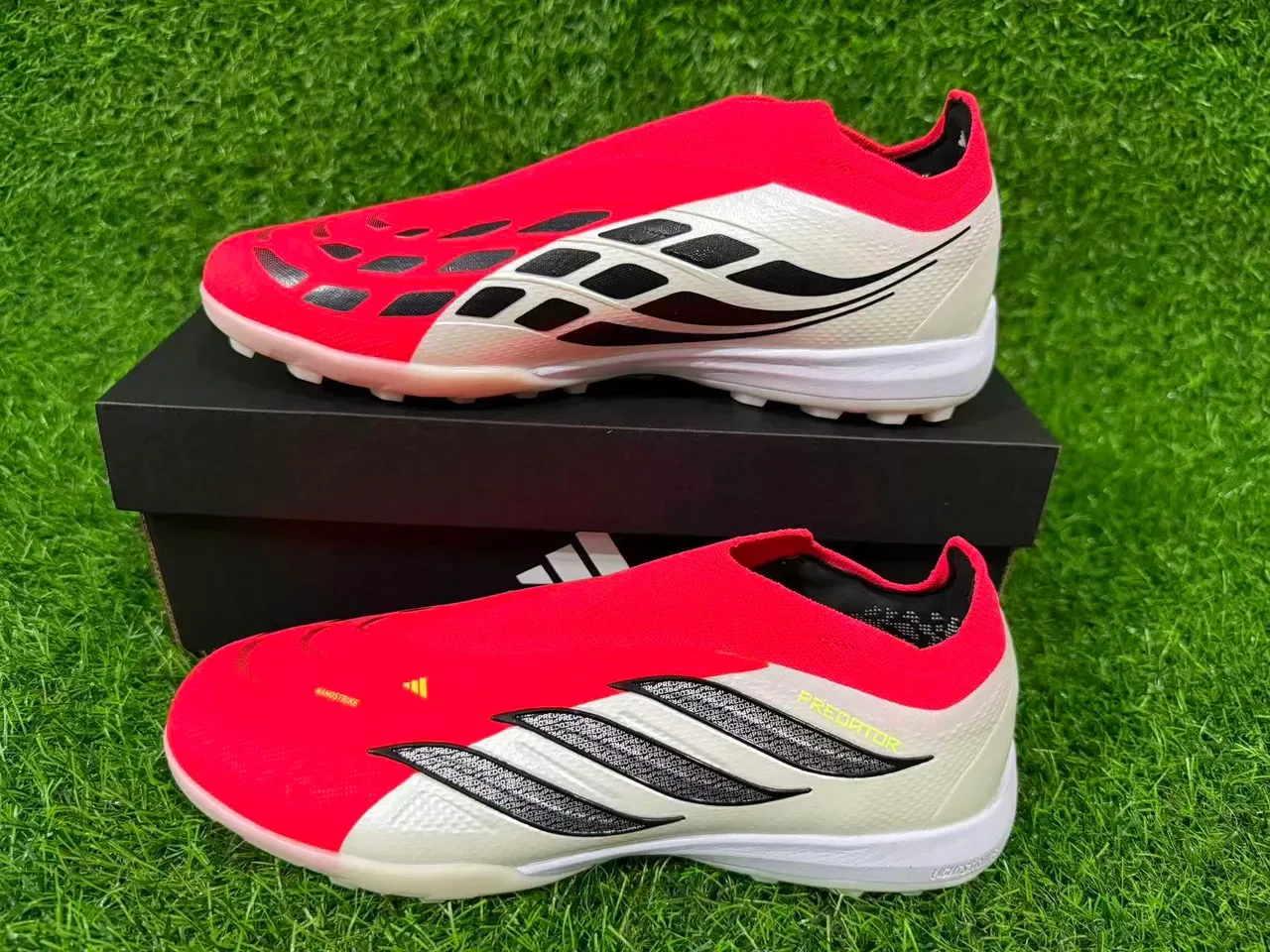 أحذية كرة القدم Adidas Predator أحمر أبيض بدون لاسيه ساك فت أبير تكستشرد सिलفر ثلاث شريط أوفرليه تيرف 8