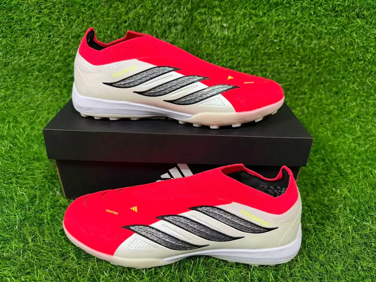 أحذية كرة القدم Adidas Predator أحمر أبيض بدون لاسيه ساك فت أبير تكستشرد सिलفر ثلاث شريط أوفرليه تيرف 9