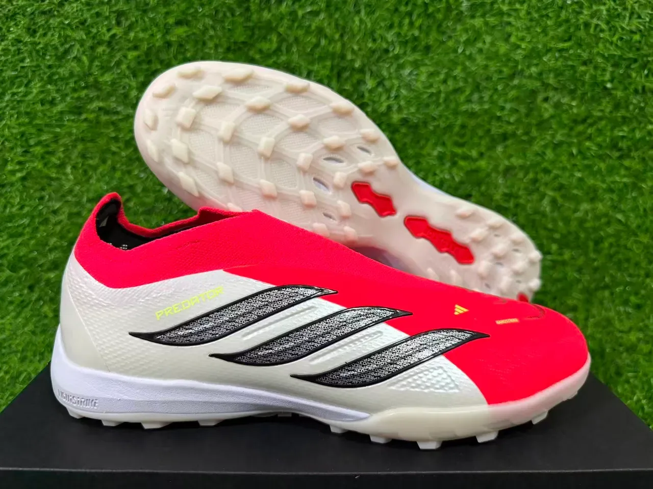 أحذية كرة القدم Adidas Predator أحمر أبيض بدون لاسيه ساك فت أبير تكستشرد सिलفر ثلاث شريط أوفرليه تيرف 10