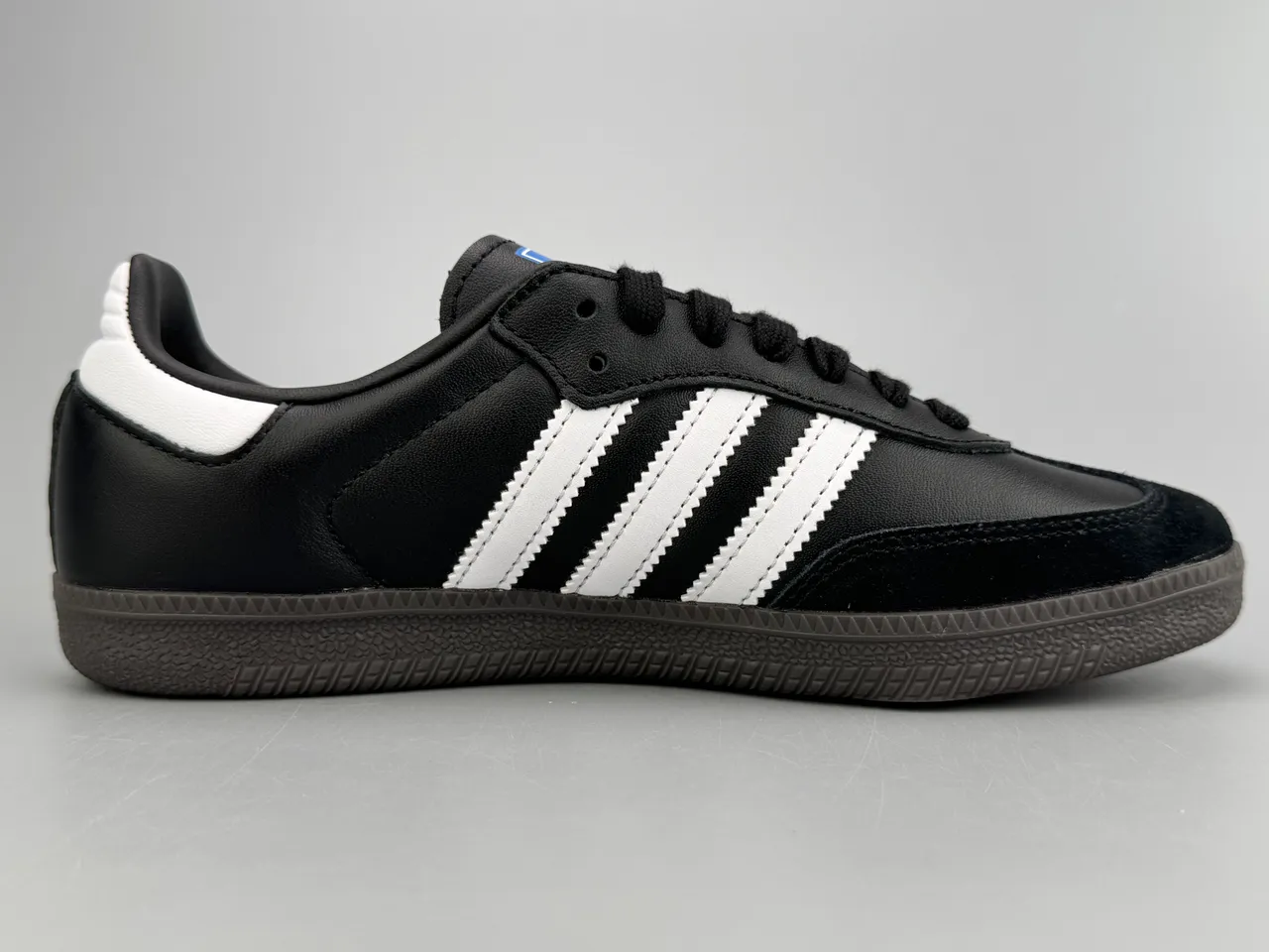 Adidas Samba काला और सफेद लाइफस्टाइल स्नीकर 10