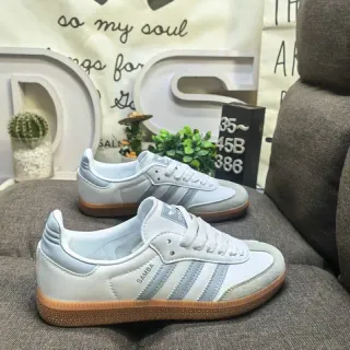 Adidas Samba أحذية رياضية أنيقة بالأبيض والأزرق الفاتح