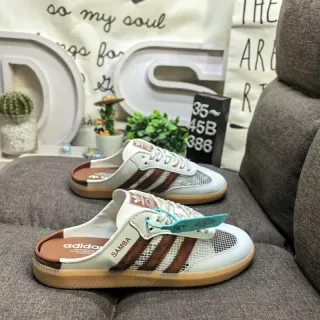 Adidas Samba أحذية رياضية للأسلوب الحياة بدون أربطة بيضاء وبنية شبكية مفتوحة من الخلف