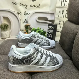 Adidas حذاء أسلوب حياة فضي أبيض معدني جلد زعنفة أعلى جلدي مكون