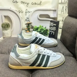 Adidas Spezial 白色和深绿色麂皮生活方式运动鞋