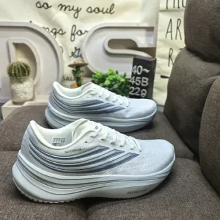 Adidas Supernova Dreamstrike 白灰色跑鞋