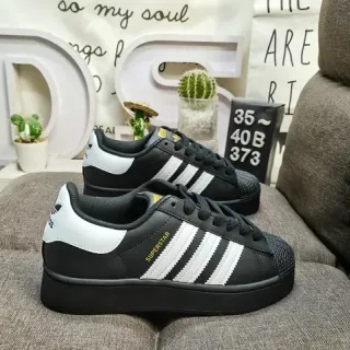 Adidas Superstar أسود وأبيض أسلوب حياة