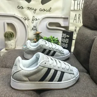 Adidas Superstar أحذية رياضية أسلوب حياة بلون رمادي فاتح وأسود