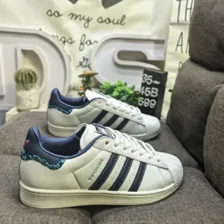 Adidas Superstar Off-White y Navy zapatillas lifestyle
