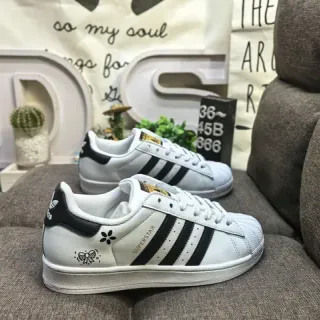 Adidas Superstar 白色和黑色生活方式运动鞋